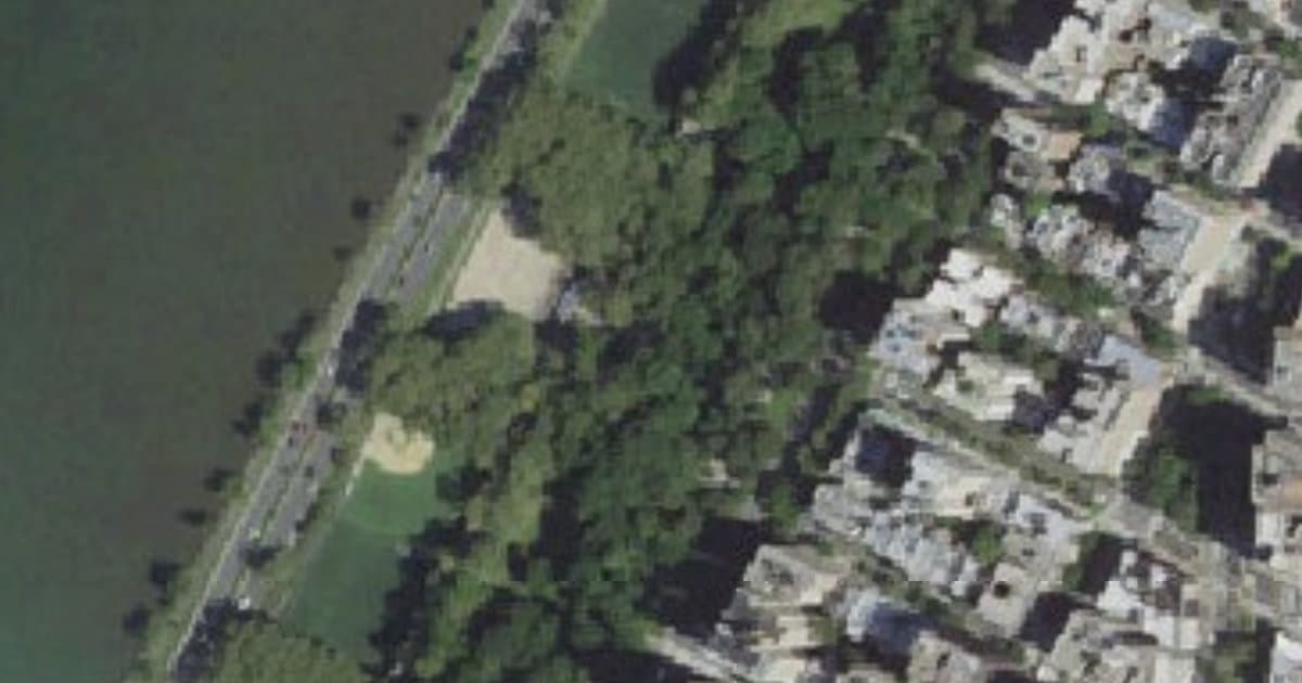Dog Run 105 dog park in New York, NY