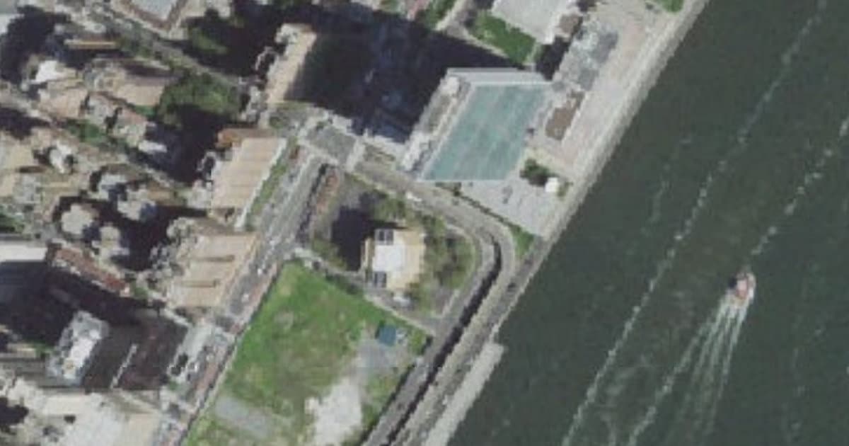 Robert Moses Playground Dog Run dog park in New York, NY