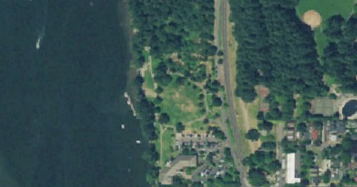 Sellwood Riverfront Park dog park in Portland, OR